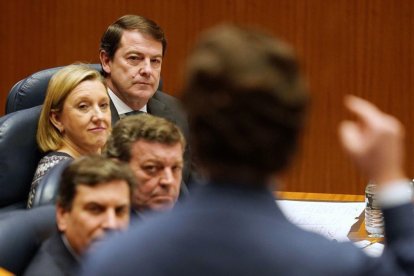 Juan García-Gallardo (espaldas) interpela a Mañueco en el último Pleno de las Cortes.