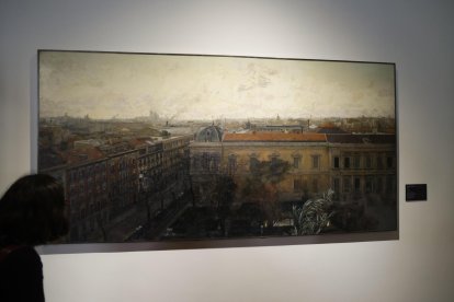 Presentación de la obra ‘Vista de Madrid (Museo Arqueológico desde la calle Serrano)’, del artista Antonio López durante su presentación este martes en el Museo Arqueológico . EFE/ Blanca Millez