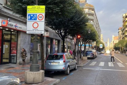Acceso desde Gran Vía de San Marcos a la calle San Agustín, con indicaciones que no resultan demasiado explícitas.