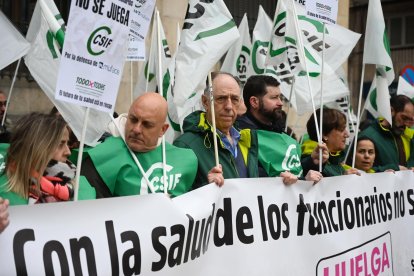 Imagen de archivo de miembros de la Central Independiente y de Funcionarios (CSIF) en León participando en la concentración de delegados del sindicato ante la Subdelegación del Gobierno de León para exigir al Gobierno que garantice la continuidad del modelo mutualista de atención sanitaria de Muface. EFE/J. Casares