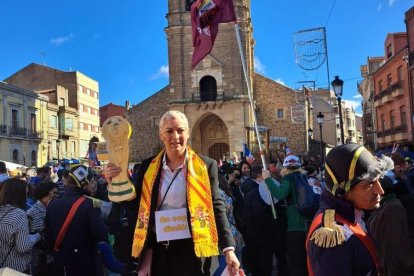 Gloria Valero engalonada con uno de sus conocidos disfraces.