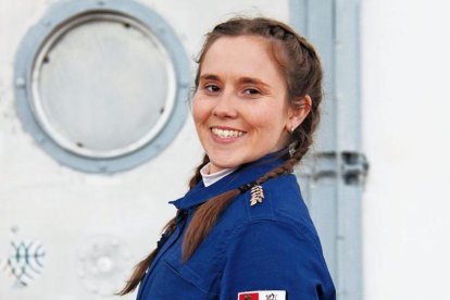 Jennifer García Carrizo en la MDRS, portando las alas doradas, insignia otorgada como astronauta análoga.