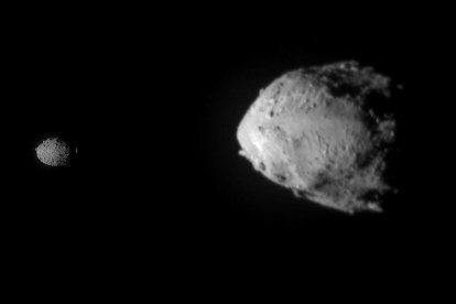 Vista de dos asteroides en el espacio.