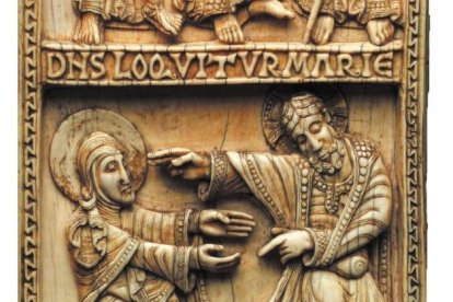 Arriba, el marfil que está en San Petersburgo y representa a las Tres Marías ante el sepulcro; debajo, la doble placa que está en el Metropolitan de Nueva York y representa dos escenas relacionadas con la resurrección de Jesús. A la derecha, el báculo de marfil que también atesora el museo neoyorquino.