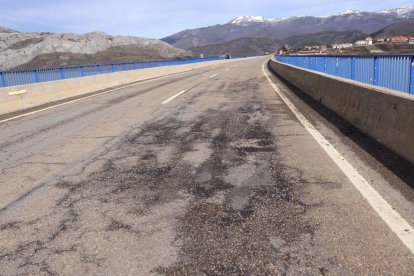 Los alcaldes reunidos en Riaño exigen el arreglo de las carreteras.  Señalizado en Valdoré para ser parcheado.  Baches en el cruce con Horcadas.  Tramo de Riaño al cruce de Torteros.  El viaducto de Riaño también con baches.
