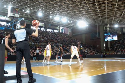 El ambiente en el Palacio de Deportes fue espectacular durante el partido entre España y Bélgica.
