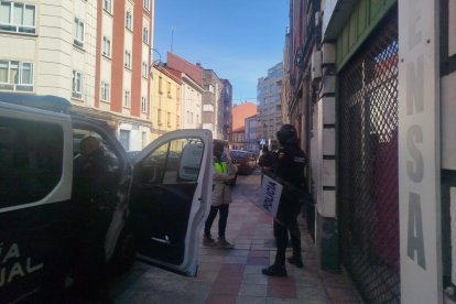Un momento de la operación policial en la avenida de Nocedo.
