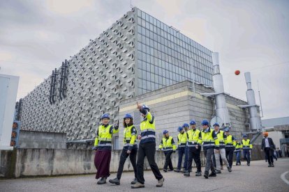 María Guardiola e Isabel Díaz Ayuso en la central nuclear de Almaraz.