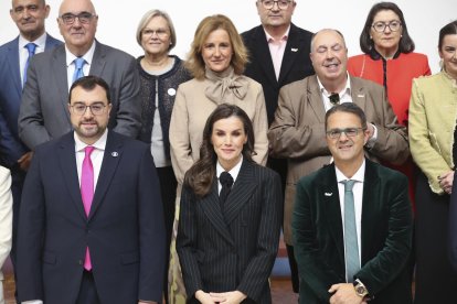 La reina Letizia junto al presidente de Asturias, Adrián Barbón (i), y el presidente de la Federación Española de Enfermedades Raras (FEDER), Juan Carrión (d), en un acto organizado por FEDER con el objetivo de visibilizar la realidad de más de tres millones de personas en España, este martes en Oviedo. EFE/J.L.Cereijido.