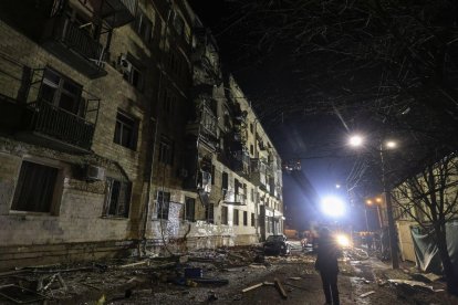 Imagen de una calle de Jarkov tras la caída de un misil ruso.