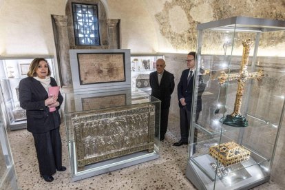 Otilia Requejo, Juan José Tuñón y Miguel Calleja junto al Arca Santa.