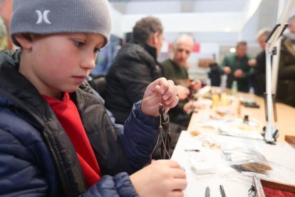 Un niño aprende el minucioso arte del montaje de la mosca artificial.