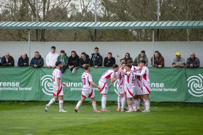 Los jugadores de la Deportiva celebran el gol del triunfo que le da un salto cualitativo al equipo.