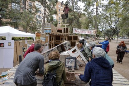 Varios miembros del Centro de Voluntarios ‘La Cantina’ montan la falla ‘No olvidar la DANA’ en el Parque Manuel Granero del barrio de Russafa durante este domingo en el que ya se encuentran montados todos los monumentos falleros. EFE/Manuel Bruque