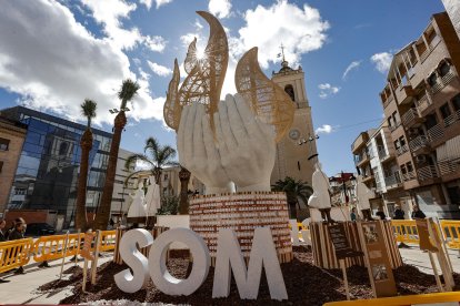 La Falla SOM, obra del artista David Sánchez Llongo, donada por la comisión de Convento Jerusalén de València a las poblaciones afectadas por la dana.