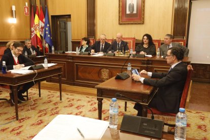 El interventor, a la derecha, Diez, en el centro, y Carmelo Alonso, al fondo a la izquierda, en un Pleno.