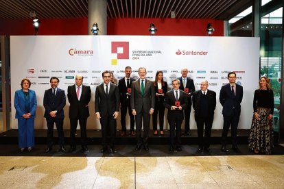 El Rey y el ministro de Economía, con los responsables el resto de autoridades y los premiados. dl