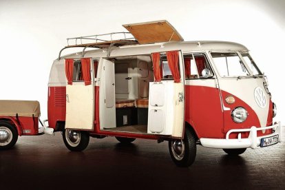 Icónico… Bulli Sonrisas a su paso, genera un icónico vehículo cuyo dilatado catálogo cumple siete décadas y media en la producción de Volkswagen. VW Pocas siluetas tan mundialmente reconocibles como las Furgo de VW. VW Lanzada en 1993, la T 4 ‘Syncro’ equipaba tracción a las cuatro ruedas, cuya aplicación inicial la estreno la T 3 en 1985. VW En sus 75 de existencia, las Furgo de VW vienen ofreciendo diversas arquitecturas de carrocería, entre las que cuentan las versiones acristaladas para el transporte de pasajeros.