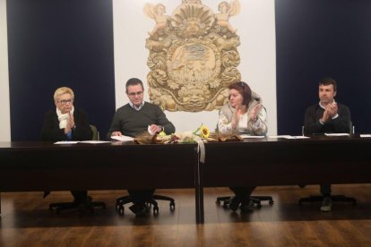 Rosa Moreno, Pedro Guerra, Sonia Gil y Jesús Rodríguez durante el pleno.