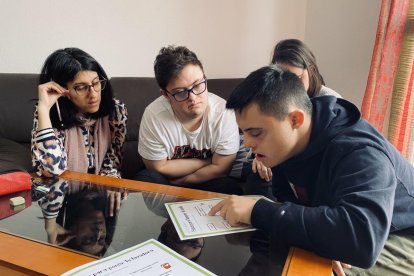 Las personas participantes se reparten las tareas.