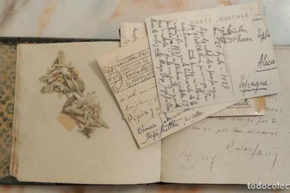 Flores secas pegadas y un texto de Alberti; a la derecha, un texto de Manuel de Falla.