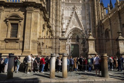 Turistas haciendo cola para acceder a la Catedral de Sevilla, ayer.