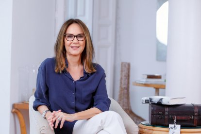 La escritora superventas María Dueñas recupera un episodio semiolvidado de la historia de España, el de los españoles que emigraron a la Argelia colonial, en su sexta novela, 'Por si un día volvemos', que sale con una tirada inicial de medio millón de ejemplares en España, Latinomérica y Estados Unidos.EFE/Editorial Planeta***SOLO USO EDITORIAL/SOLO DISPONIBLE PARA ILUSTRAR LA NOTICIA QUE ACOMPAÑA (CRÉDITO OBLIGATORIO)***