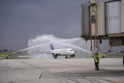 Un avión se aproxima a la terminal de pasajeros en un aeropuerto.