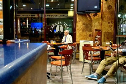 Tarsicio Carballo Gallardo, en una de sus últimas fotos en la cafetería Alaska de Ponferrada, tomando un refresco y viendo por la tele un partido de la Ponferradina.