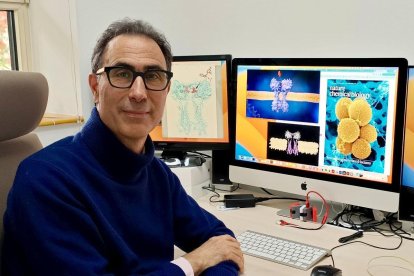 Juan Hermoso, ayer en su despacho en el CSIC en Madrid con la portada de la revista que recoge el descubrimiento de su equipo.