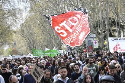 Miles de personas se manifestaron en 40 ciudades contra la carestía de la vivienda.