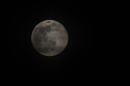 Superluna de Marzo sobre el cielo de león