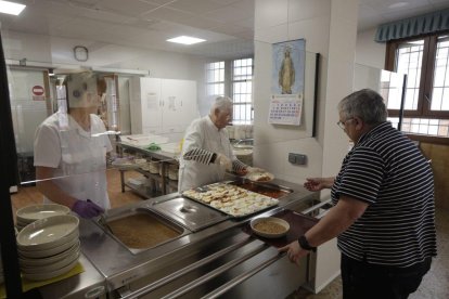 Servicio de comida, ayer en el comedor de la Asociación Leonesa de Caridad.