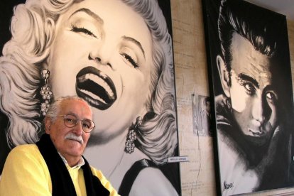 Juan Antonio Velasco ante dos carteles suyos de Marilyn Monroe y James Dean.