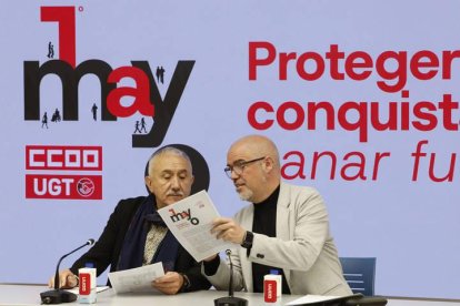Los secretarios generales de UGT, Pepe Álvarez (i), y de CCOO, Unai Sordo, ofrecen una rueda de prensa con motivo de la celebración del Primero de Mayo, este lunes en Madrid. EFE/Juan Carlos Hidalgo