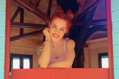 La astronauta Sara García, en la casa del árbol en la que jugaba cuando era pequeña.