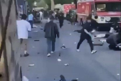 Captura de video que muestra el momento después de un atropello masivo contra una multitud que asistía a un festival callejero en la ciudad de Vancouver, en el extremo oeste de Canadá, en el que Varias personas murieron y otras resultaron heridas. EFE/JC Janiola -SOLO USO EDITORIAL/SOLO DISPONIBLE PARA ILUSTRAR LA NOTICIA QUE ACOMPAÑA (CRÉDITO OBLIGATORIO)-