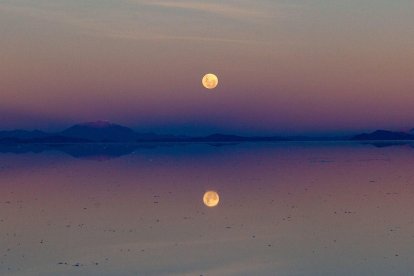 La luna llena se refleja en el salar de Uyuni, la salina más grande del mundo, en Bolivia.