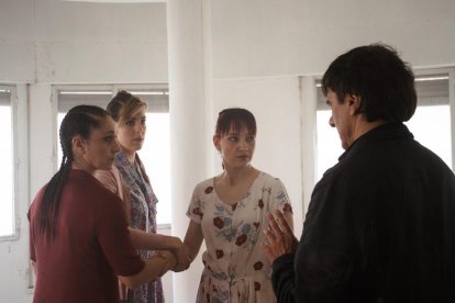 Alfonso Ordóñez se dirige a las actrices participantes en el filme que hoy se estrena en los cines Van Gogh a las 19.15 horas.