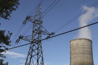 Vista este martes de la central térmica de Soto de Ribera, en las proximidades de Oviedo. España ha recuperado el 99,95 % de la demanda energética peninsular (25.794 megavatios), un hito que se alcanzó a las 07.00 horas de la mañana (05.00 GMT) de este martes en todo el territorio afectado por el apagón que se inició poco después del mediodía del lunes. EFE/J.L.Cereijido.