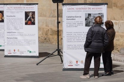 Dos mujeres leen la historia de una de las protagonistas de ''León, señorío de mujeres'.