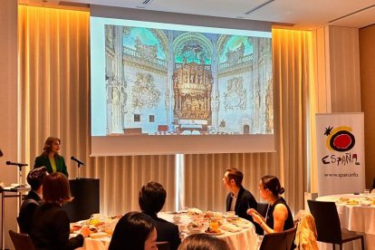 Mar Sancho se dirige a los asistentes en uno de los encuentros promocionales de Castilla y León en Osaka.