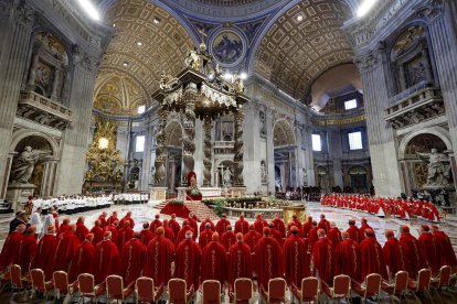 Cardenales asisten a la Misa de V Novemdiale en memoria del difunto Papa Francisco en la Basílica de San Pedro, Ciudad del Vaticano, 30 de abril de 2025.
EFE/EPA/FABIO FRUSTACI
