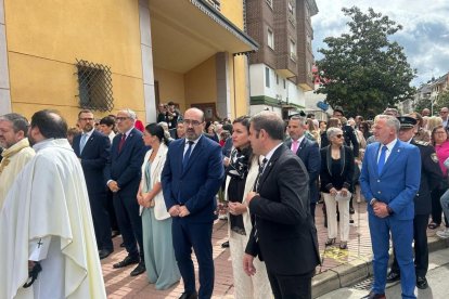 Morala, con varios concejales de su equipo de gobierno y representantes de la oposición, ayer, en la procesión de Cuatrovientos.  Procesión por las calles del barrio, ayer.