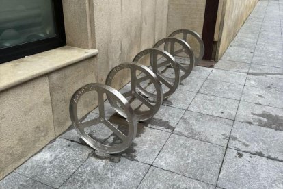 Los nuevos aparcabicicletas en Astorga.