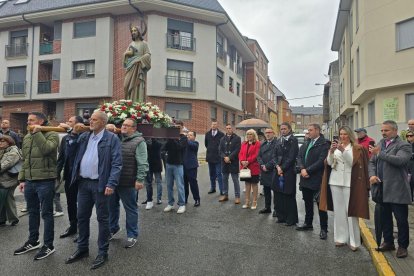 Autoridades ante el paso del apóstol Santiago, en Flores del Sil.