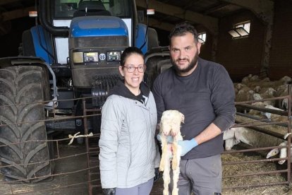 El matrimonio de ganaderos Érica García y Alvaro Diéz con el ternero.