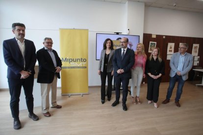 El alcalde presentó los nuevos puntos de recarga junto a los responsables de Asprona y de la empresa del transporte.