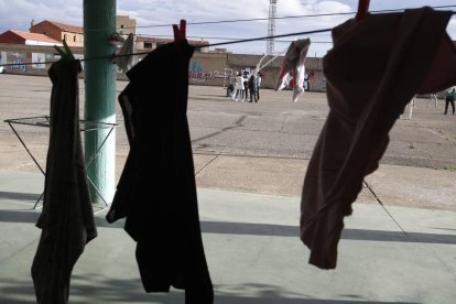 Personas solicitantes de protección internacional en el centro La Fontana en León.