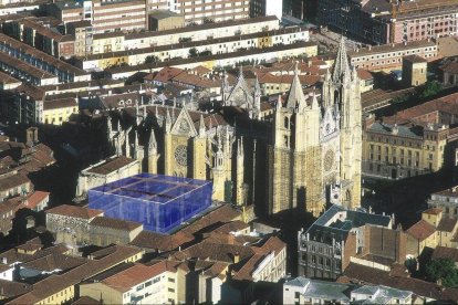 Izquierda, cubo de cristal que cerraría el claustro; derecha, la cripta norte de la Catedral.